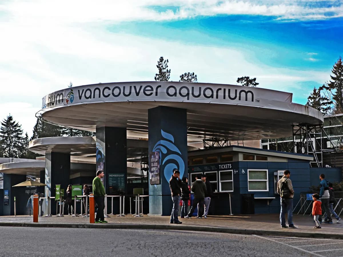 The Vancouver Aquarium entrance with its curved roof and visitors outside