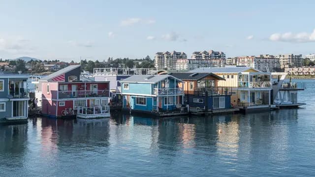 Floating Homes and Harbour Views at Fisherman's Wharf