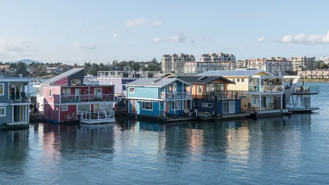 Floating Homes and Harbour Views at Fisherman's Wharf